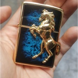 Zippo ngựa mạ vàng ốp đá xanh phong thuỷ