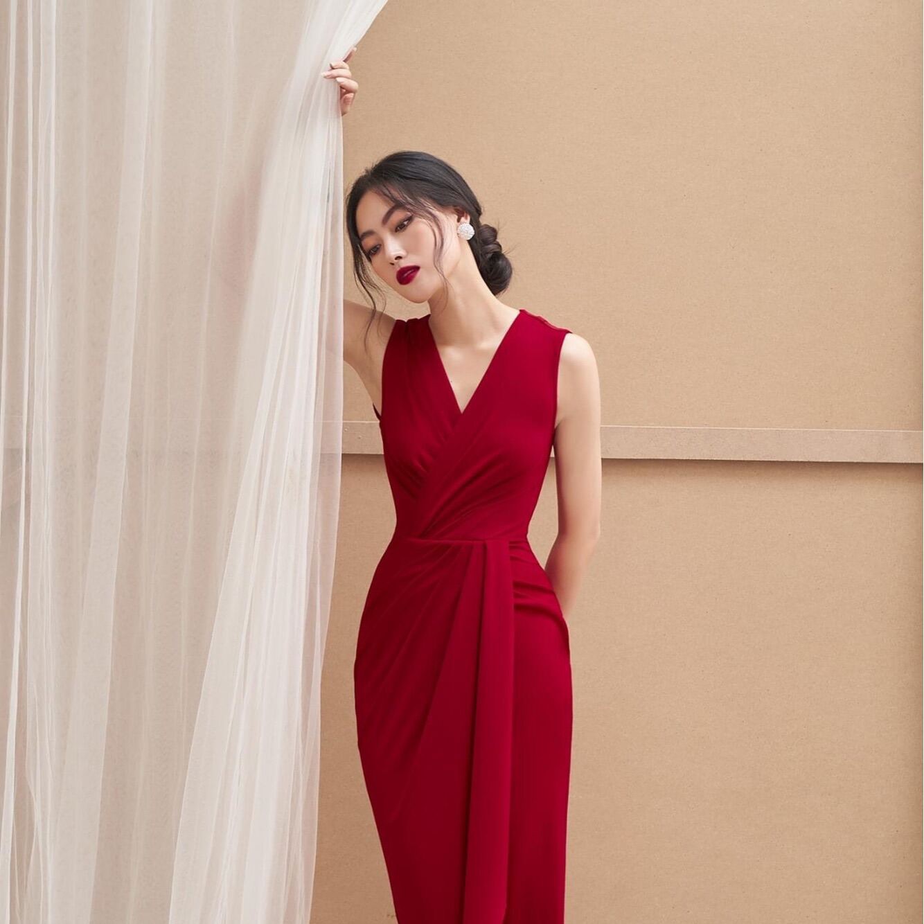Đầm sát nách xếp ly nhấn eo màu đỏ