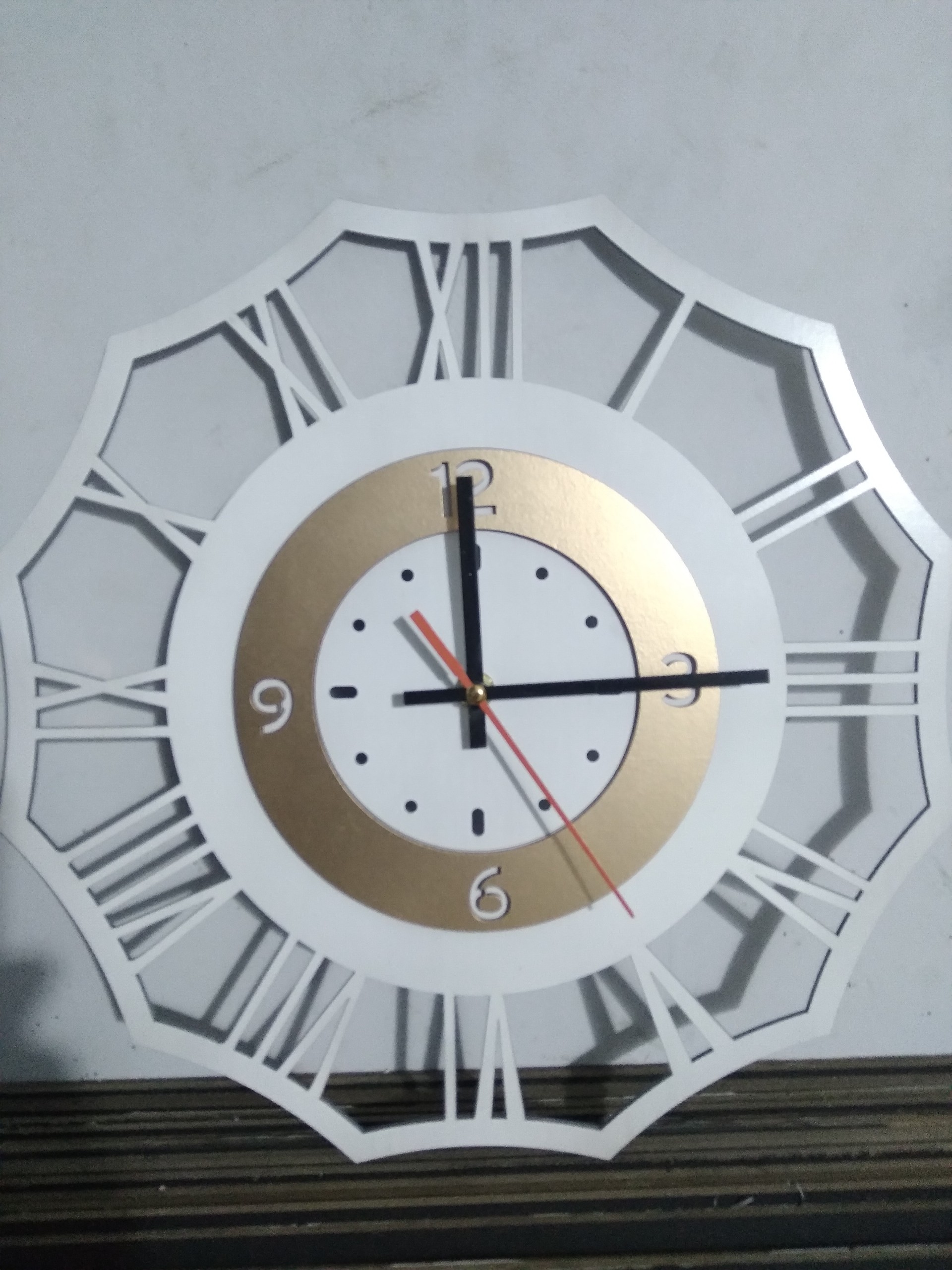 Đồng hồ gỗ treo tường clock decor vnbp4 số la mã mà trắng trang trí văn phòng.