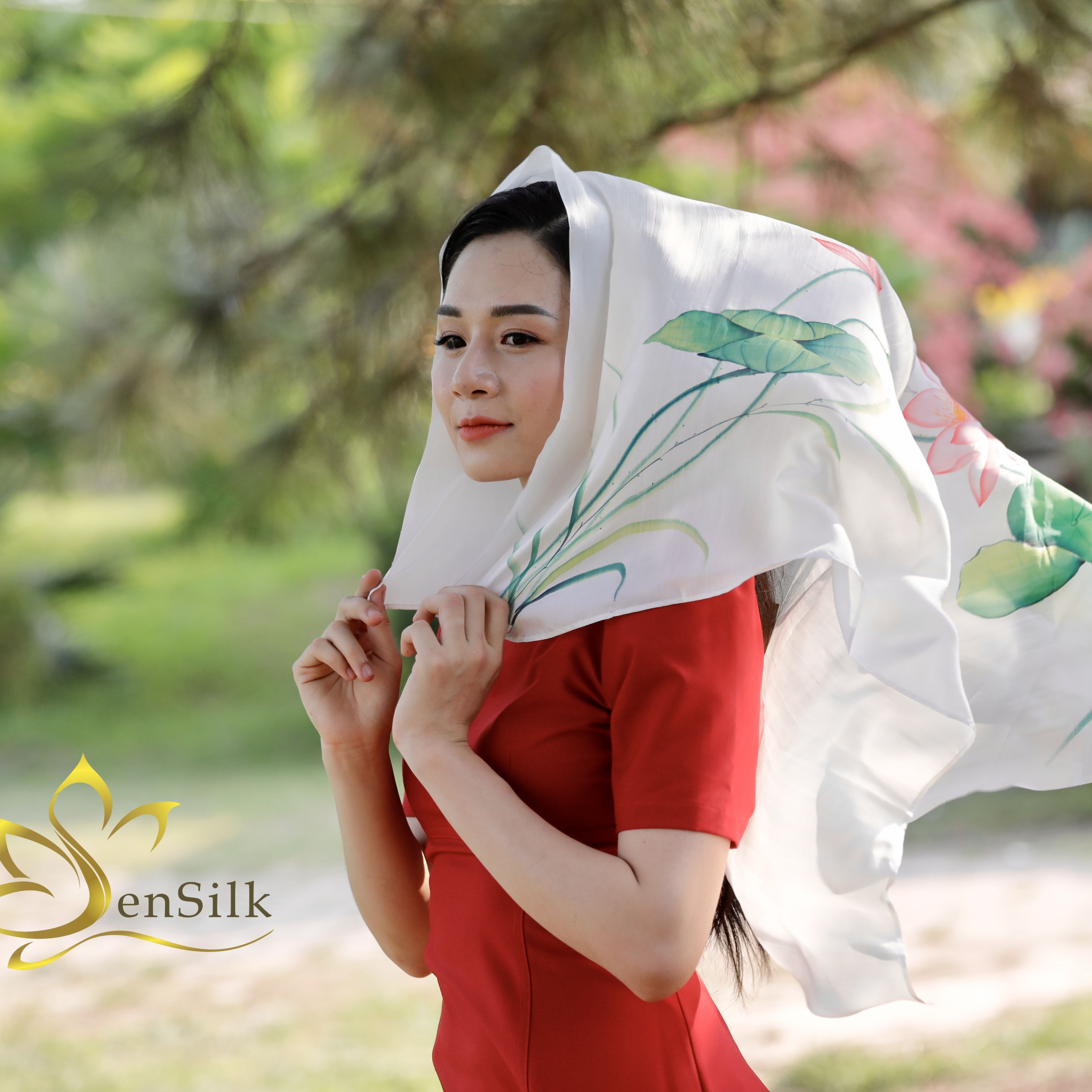 Khăn lụa vuông dệt thủ công vẽ hoa sen 75x75cm, bao loc silk made by sensilk vietnam, khăn choàng lụa mỏng cho nữ