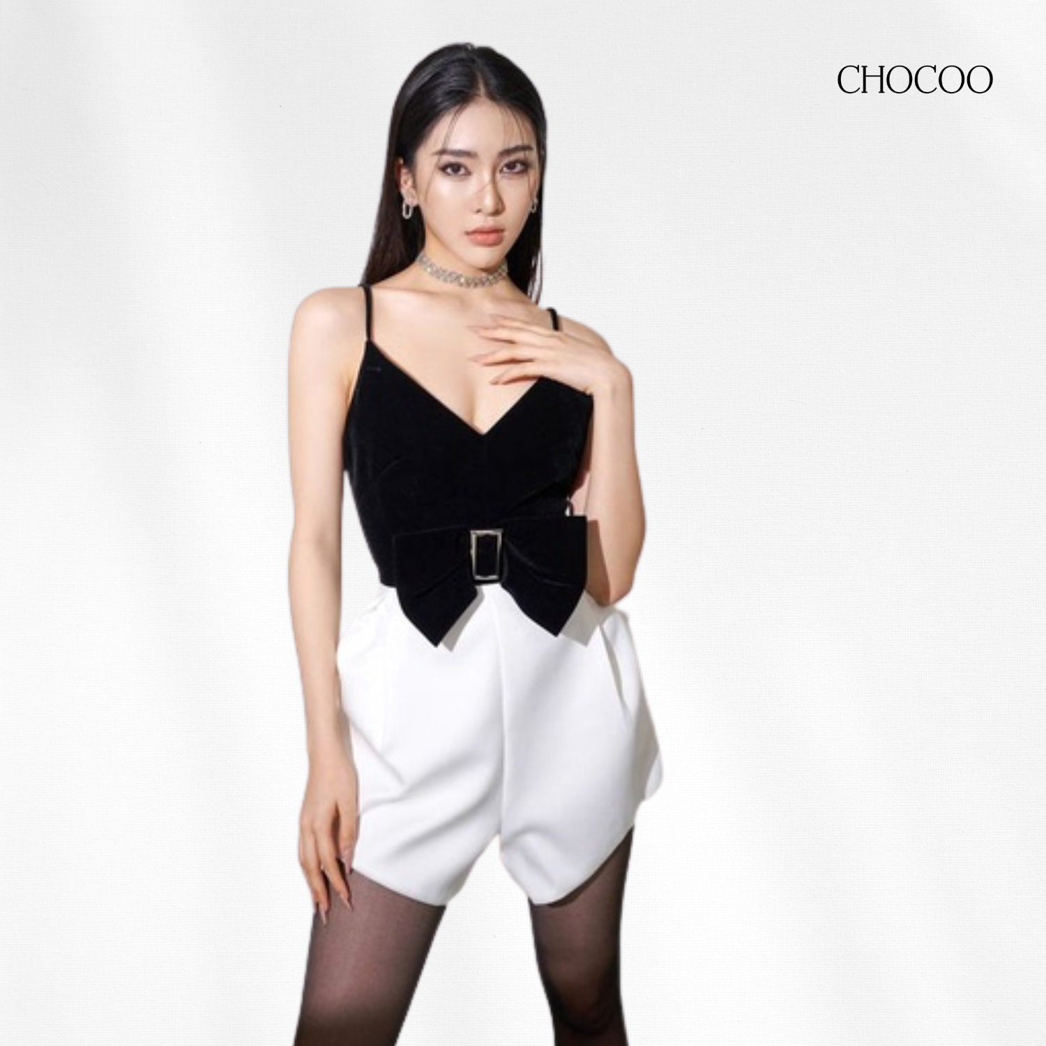 Jumpsuit chocoo pawnie thiết kế cổ v hai dây 2 màu đen trắng gắn nơ phá cách cá tính chất liệu lụa cao cấp