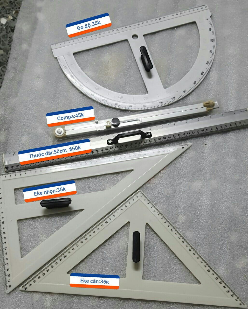 Bộ đồ dùng giảng dạy của giáo viên gồm có Eke cân+Eke nhọn, đo độ toàn bộ bằng nhựa + (com pa +thước 50cm bằng nhôm)