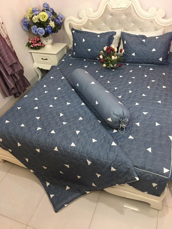 Bộ chăn ga gối đệm 4 món - 5 món tam giác ghi cao cấp , 5 món gồm 1 drap giường bo chun , 2 vỏ gối nằm ,1 vỏ gối ôm, 1 chăn chần bông.