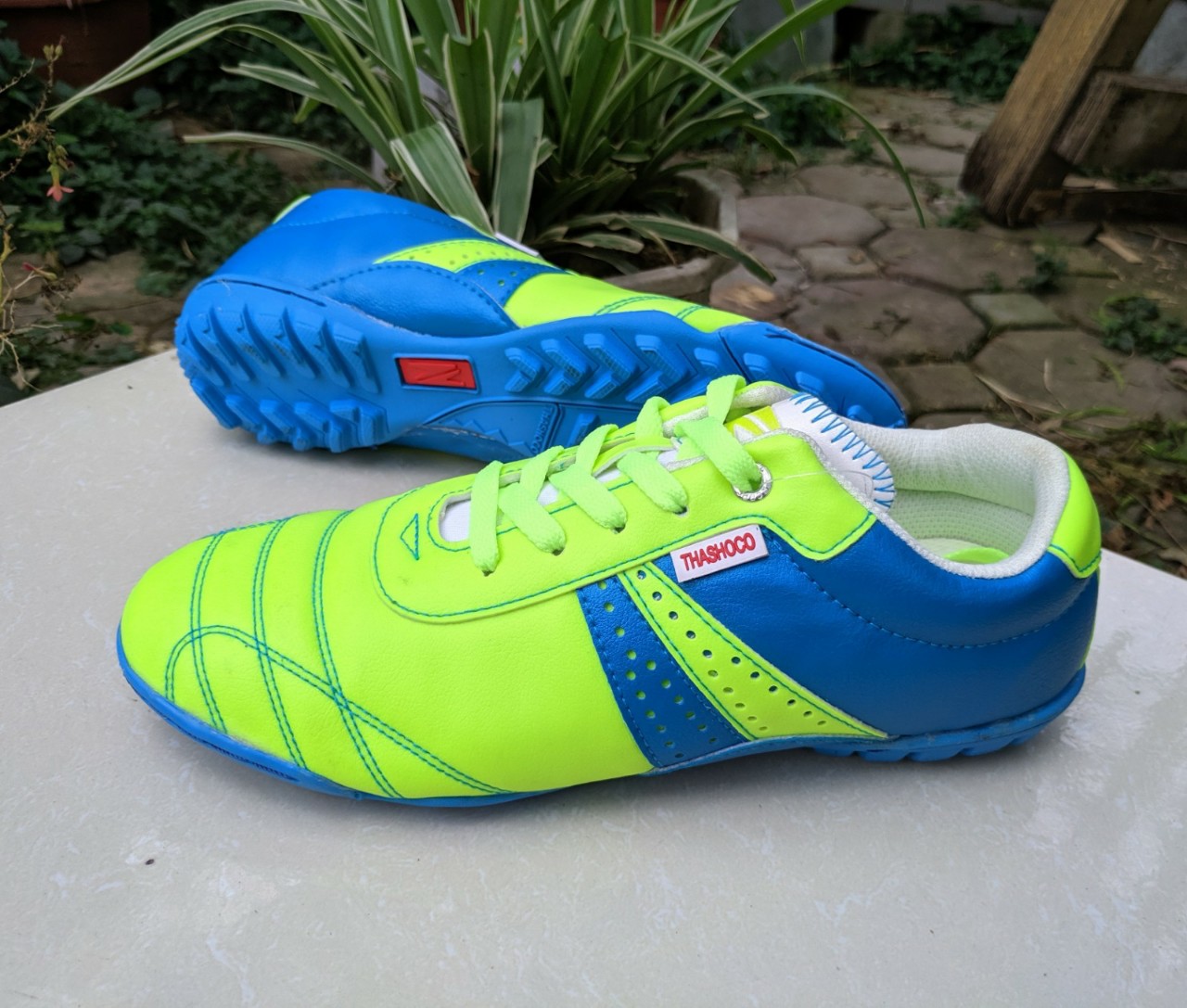 Giày đá bóng PU Thăng Long màu xanh cốm