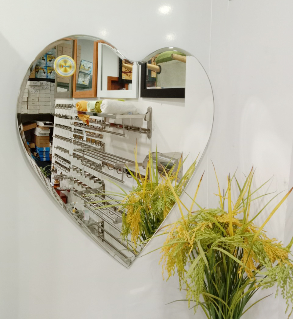 Gương soi Kibath hình trái tim KT 60x64 cm, KB-226