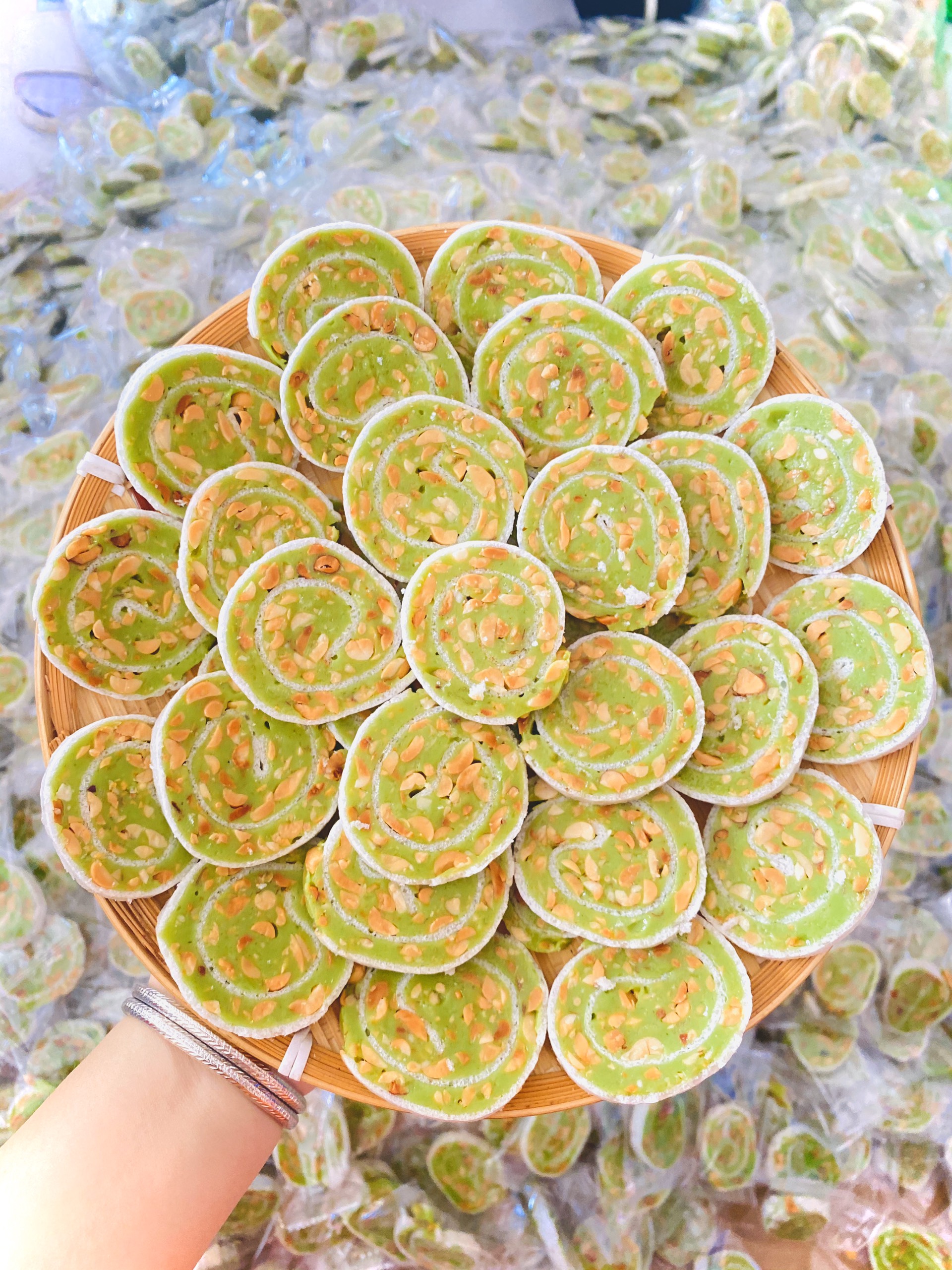 Kẹo dừa nướng cuộn đậu phộng lá dứa- Kẹo dừa bến tre - Đặc sản bến tre