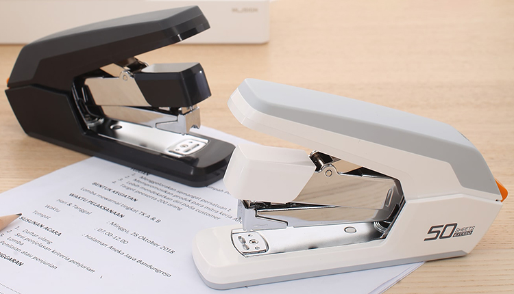 Dập ghim trợ lực deli - e0371 50 trang màu chọn ngẫu nhiên
