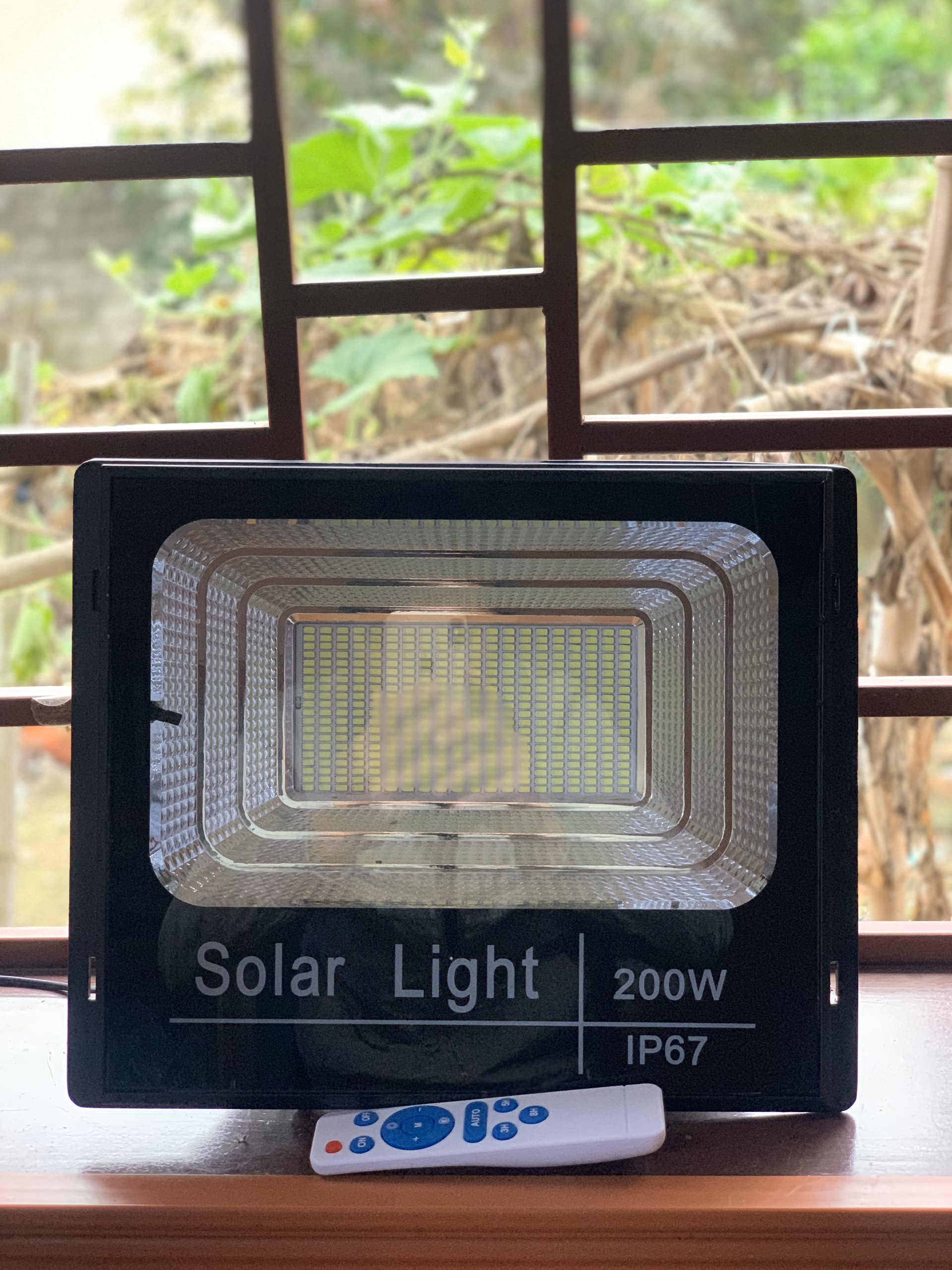 Đèn năng lượng mặt trời Solar Light 200W- 400 Chip Led, Ip67 Chống nước, chống bụi có điều khiển từ xa