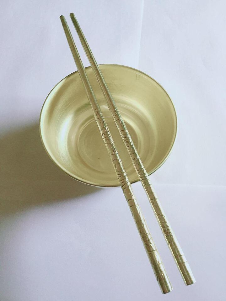 đôi bát đũa chất liệu đồng trong phong thủy thờ cúng