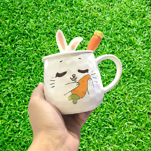 Ly sứ có nắp in hình cà rốt có quai cầm kèm muỗng