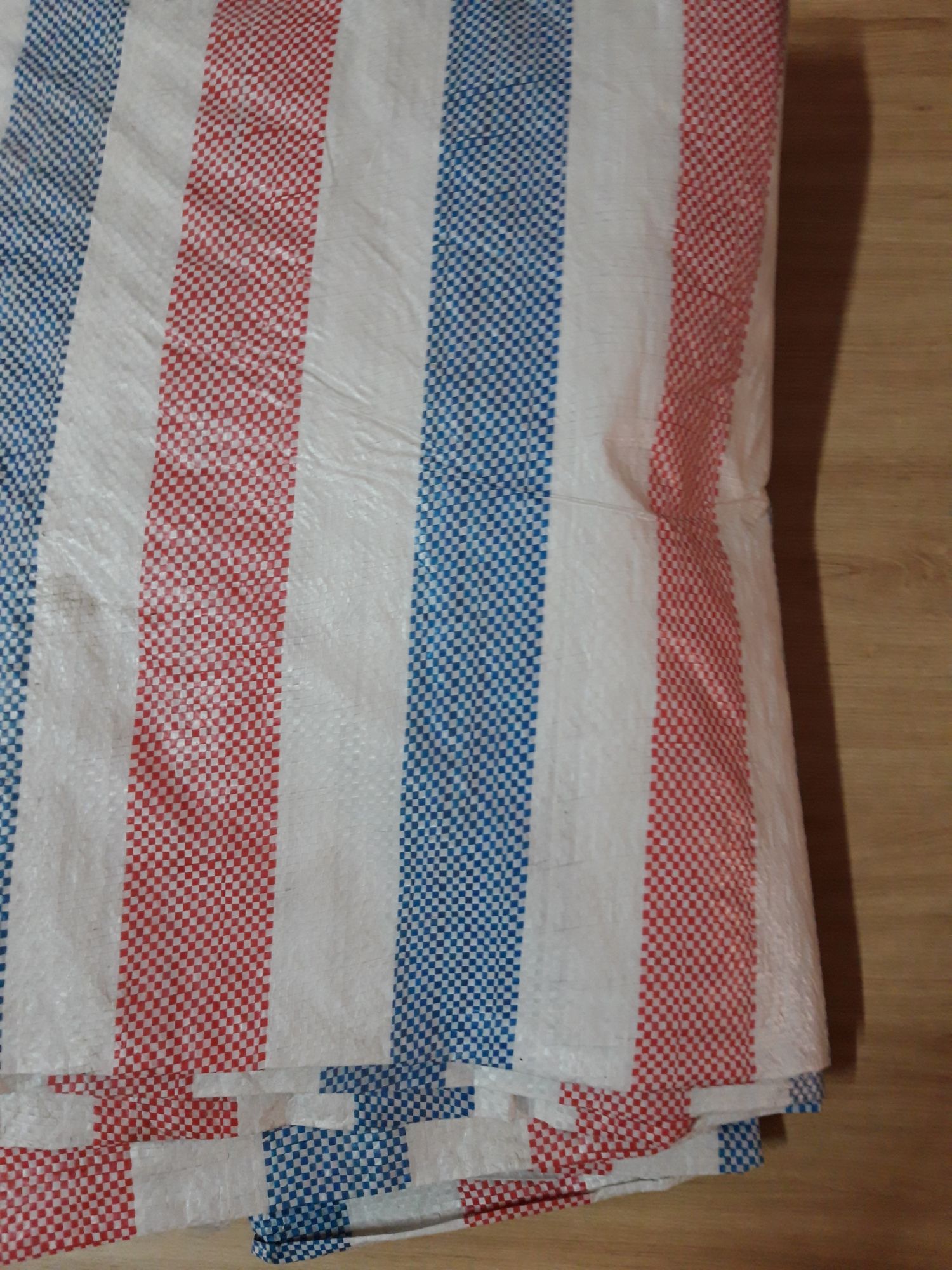 Bạt sọc  khổ ngang 4m dài 4m, khách cần dài bao nhiêu lấy số lần đặt nhân với 4m