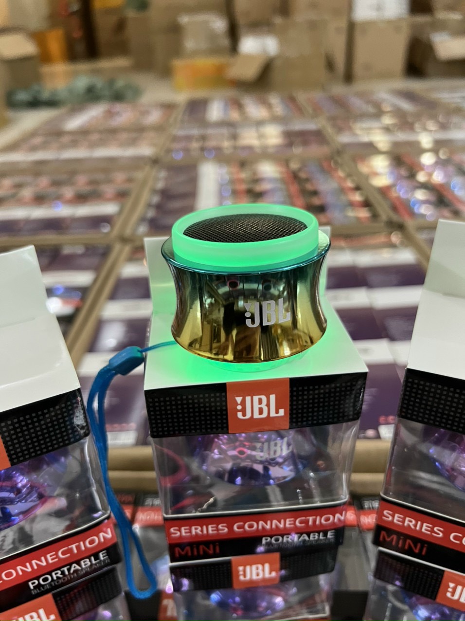 Loa blutooth mini cầm tay - loa không dây jbl 04 thiết kế nhỏ, kết nối với điện thoại, máy tính nhanh với bloutooth 5.0, dải led rgb nhiều sắc quanh loa, vỏ loa kim loại, loa mini để bàn có dây giá giẻ