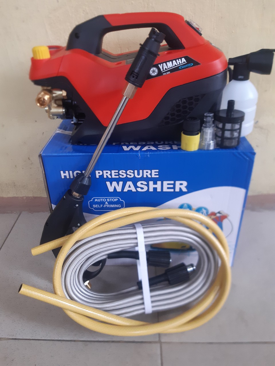 Máy rửa xe Yamaha có nút chỉnh áp trên thân máy
