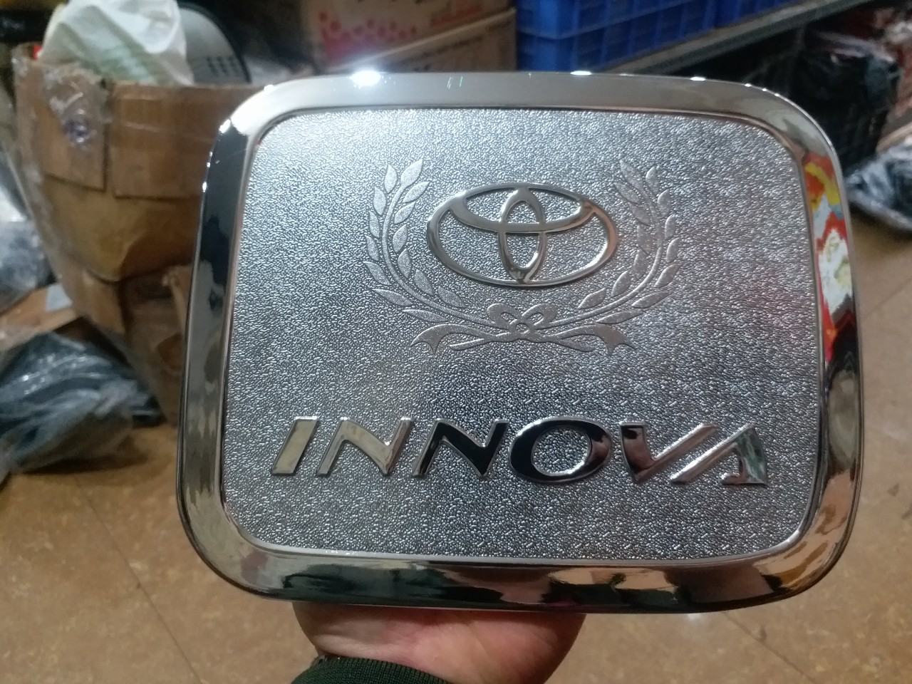 Ốp nắp bình xăng xe Toyota Innova 2006 - 2015 ( Innova 2006, Innova 2007, Innova 2008, Innova 2009, Innova 2010, Innova 2011, Innova 2012, Innova 2013, Innova 2014, Innova 2015)
