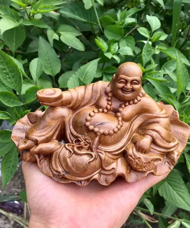 Tượng Phật Di Lặc Ngồi Lá Sen bày ô tô, bàn làm việc gỗ bách xanh