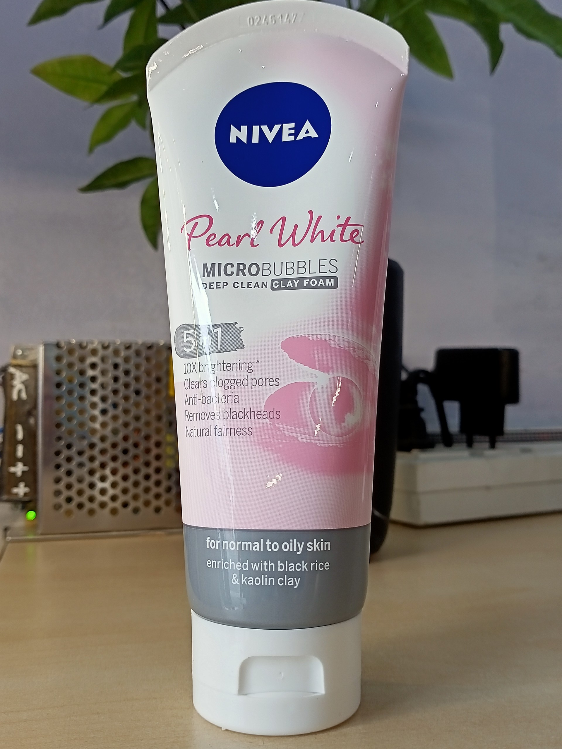Sữa rửa mặt đất sét ngọc trai Nivea Pearl White 100g