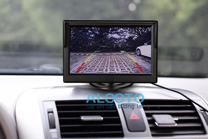 Màn hình taplo loại 5 inchs kiểu đứng có kèm 2 chân gắn tiện lợi, cho hình ảnh camera sắc nét