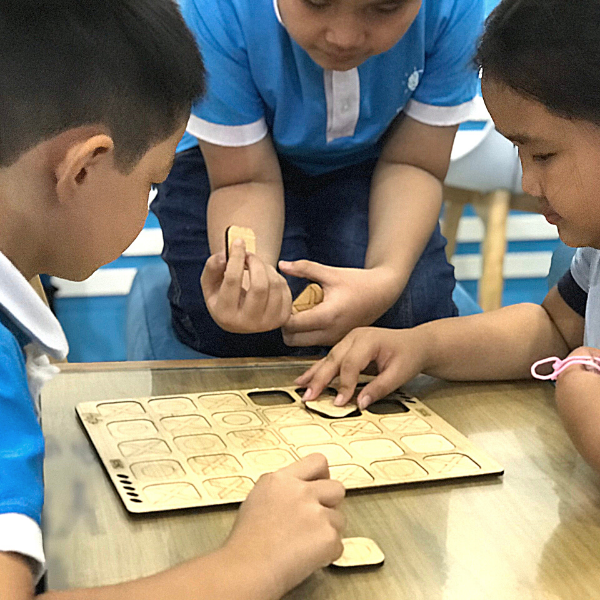Board Game Bàn Cờ Caro Gỗ Cho Bé + Sổ Tay Song Ngữ+1 Túi Vải Canvas