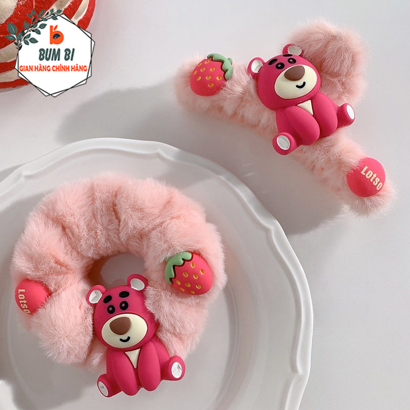 Kẹp tóc Gấu Dâu Lotso phủ lông nhung mềm mịn đáng yêu, Cột tóc Hàn Quốc lông nhung đính gấu phong cách dễ thương - BUMSTORE