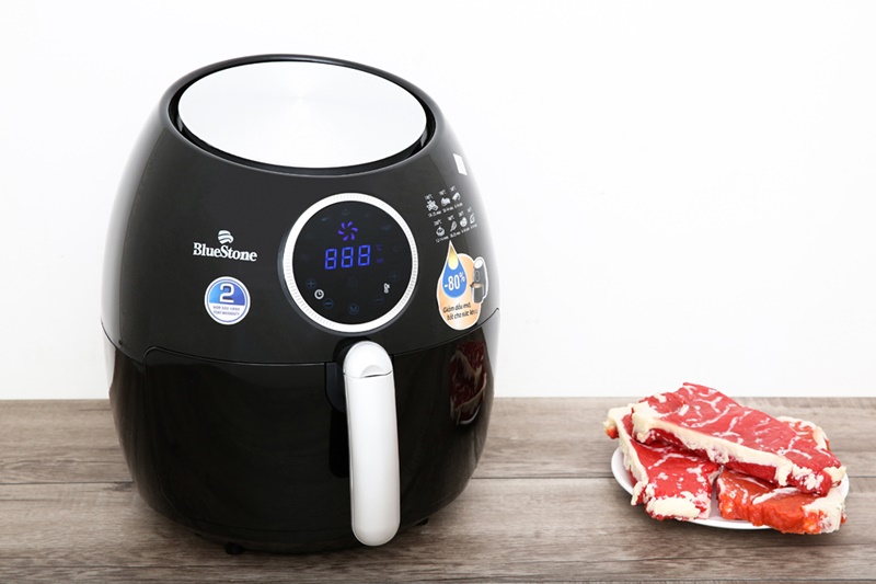 Thiết kế màu đen sang trọng, nặng 6.8 kg - Nồi chiên không dầu Bluestone AFB-5876 5 lít