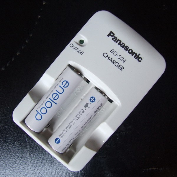Sạc pin tiểu aa, pin đũa aaa panasonic bq-324 made in japan