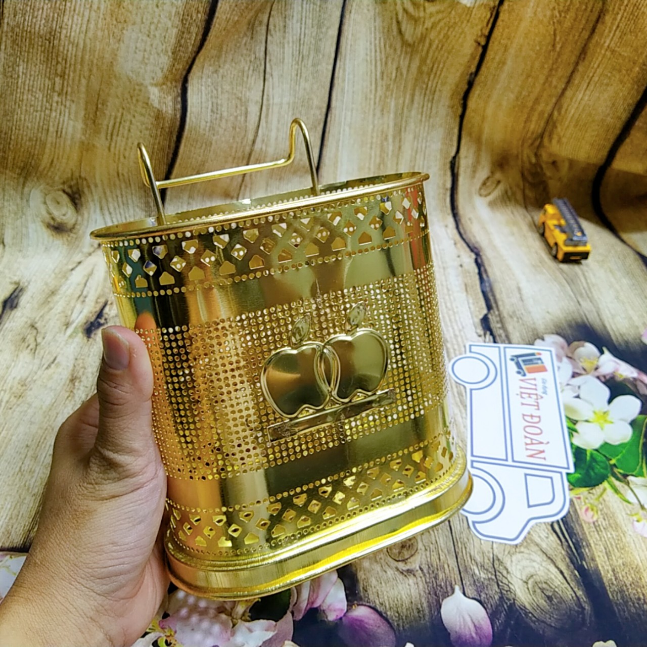 Ống đũa INOX mạ vàng kiểu dáng SIÊU ĐẸP SANG TRỌNG, chắc chắn, Có 2 ngăn tiện cho đũa muỗng thìa, đáy sâu, có quay móc treo - phù hợp cho không gian phòng ăn và bếp ĐẲNG CẤP.
