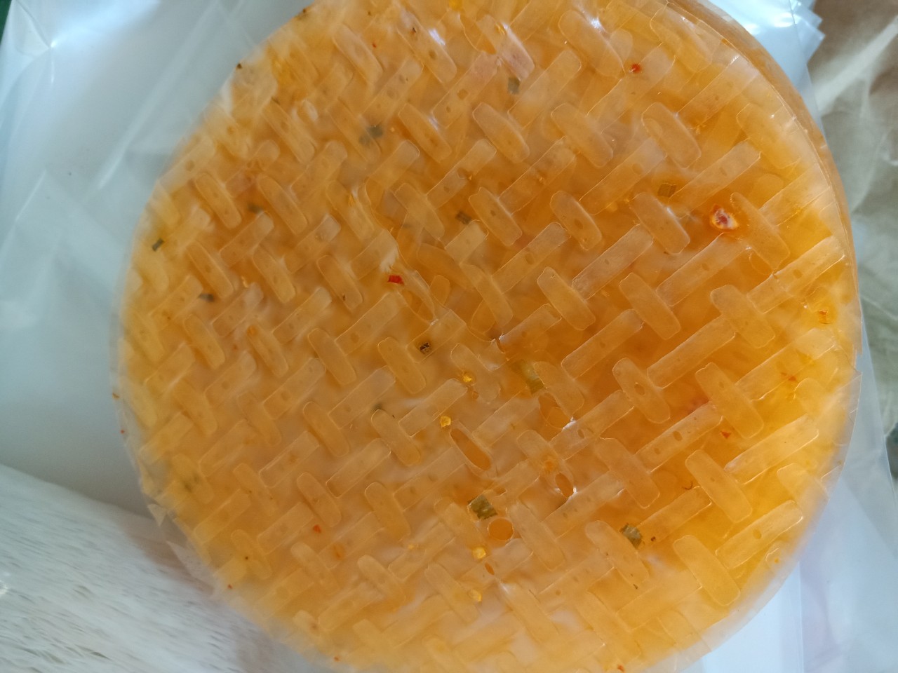 Bánh tráng tròn đỏ muối ớt hot hiện nay