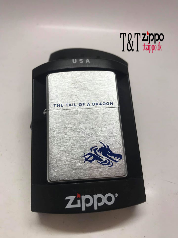 Bật lửa zippo 2005, mạ chrome phay xước, sơn hấp nhiệt chủ đề rồng.