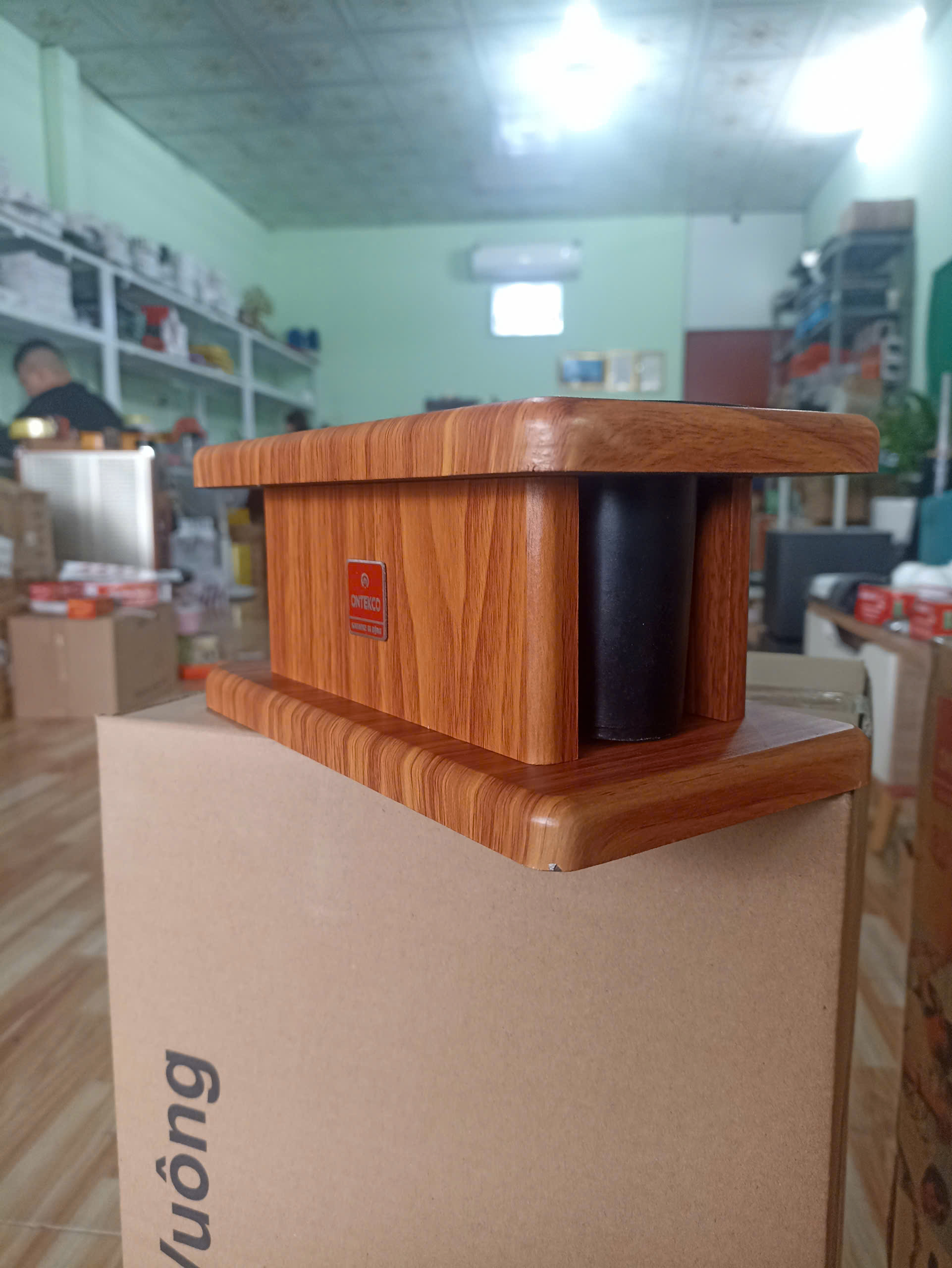 Kệ đế đôi micro không dây karaoke, chất liệu gỗ sang trọng , tiện lợi, decor cho không gian karaoke