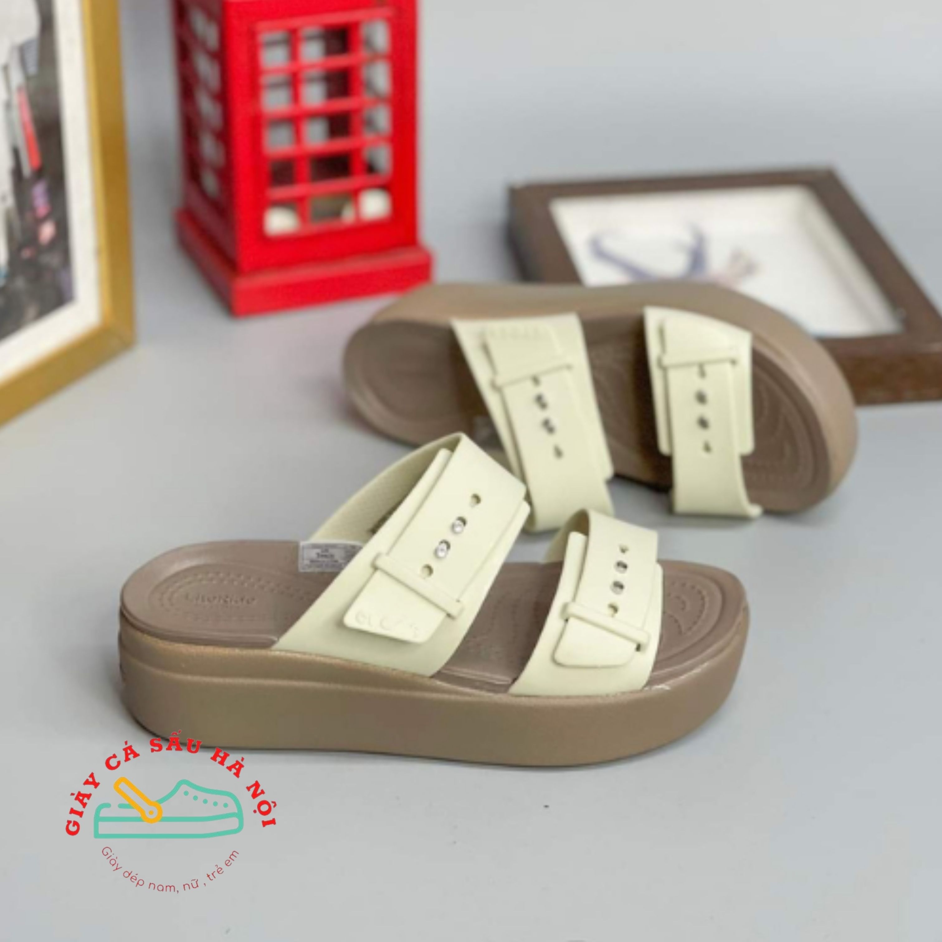 Dép đế xuồng quai điều chỉnh crocs blooklyn mid wedge version 2 new cho nữ màu trắng