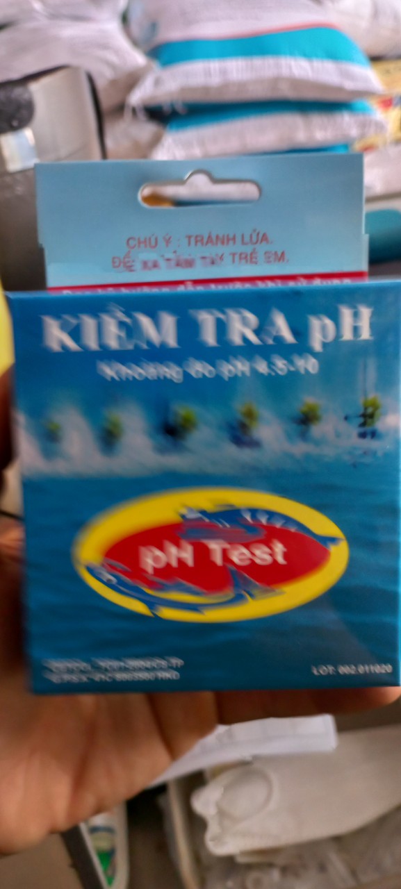 Đo ph trong ao nuôi tôm cá.