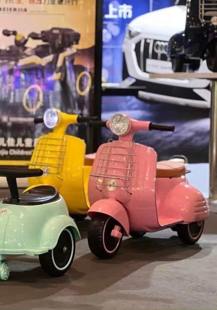 Xe máy điện trẻ em kiểu dáng Vespa mẫu mới 2022 cho bé trên 1 tuổi