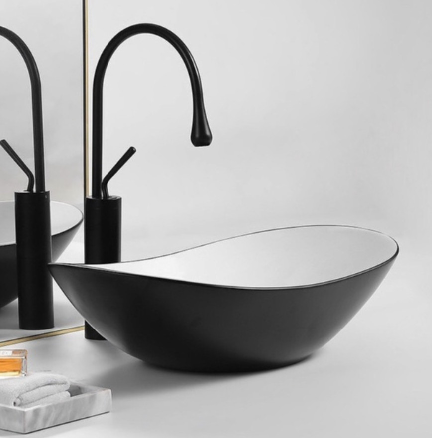 Chậu rửa mặt lavabo LA44 lavabo thuyền viền đen men nano chống ố viền ngoài phủ nano đen và vòi nóng lạnh sơn tĩnh điện đen