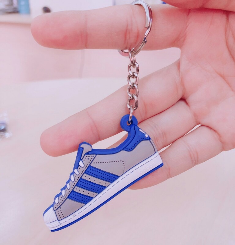 Móc khóa hình giày nhỏ xinh màu xám