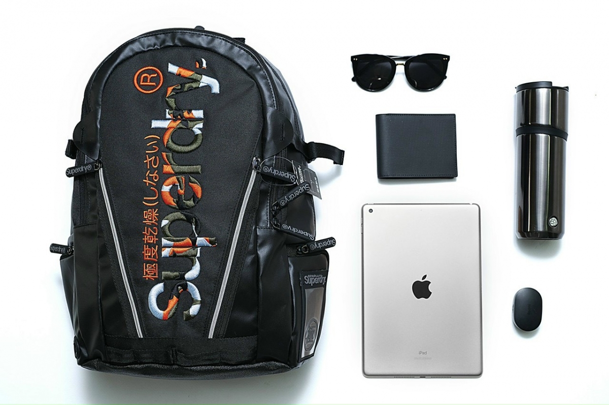 Balo Laptop Superdry Tarp Backpack Chất liệu 100% polyester 2 lớp chống thấm khác hẳn với các loại phủ PU, bên trong có ngăn laptop 15.6 inch, Kích thước: 45x28x12cm, BaloApp bảo hành 2 năm APP10184