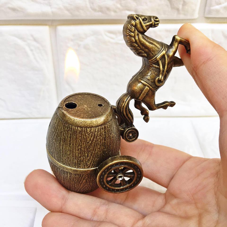 Bật lửa hột quẹt cổ hình xe ngựa và thùng hàng độc lạ cho anh em sưu tầm -