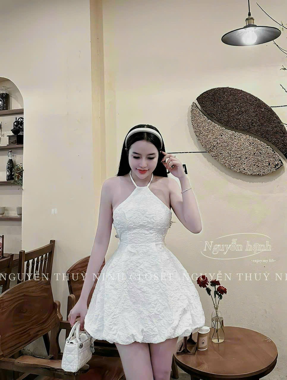 Đầm chất gấm cổ yếm hở lưng đính nơ chiết eo cực tôn dáng, Đầm nữ chiết eo bồng cổ yếm đính nơ sau lưng công chúa tiểu thư, Đầm nữ hottrend hở lưng cổ yếm chiết eo cực tôn dáng DX