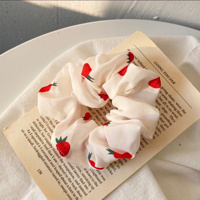 Dây cột tóc vải scrunchies họa tiết dâu HOT TREND