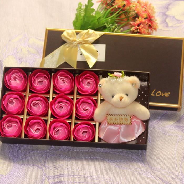 Hoa hồng sáp thơm 12 bông kèm gấu