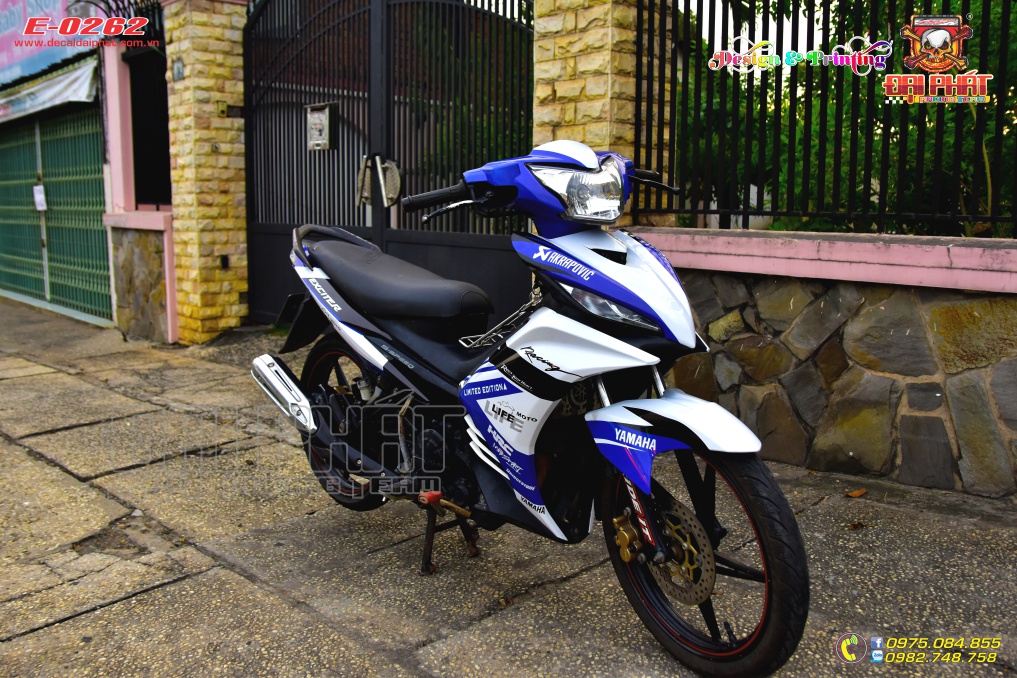 Tem trùm xe exciter 135 trắng xanh