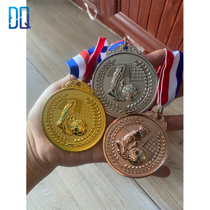 Huy chương kim loại VÀNG BẠC ĐỒNG Huy chương chânđá giá rẻ Bộ môn bóng đá Chất liệu kim loại, mạ màu và có dây đeo bằng vải