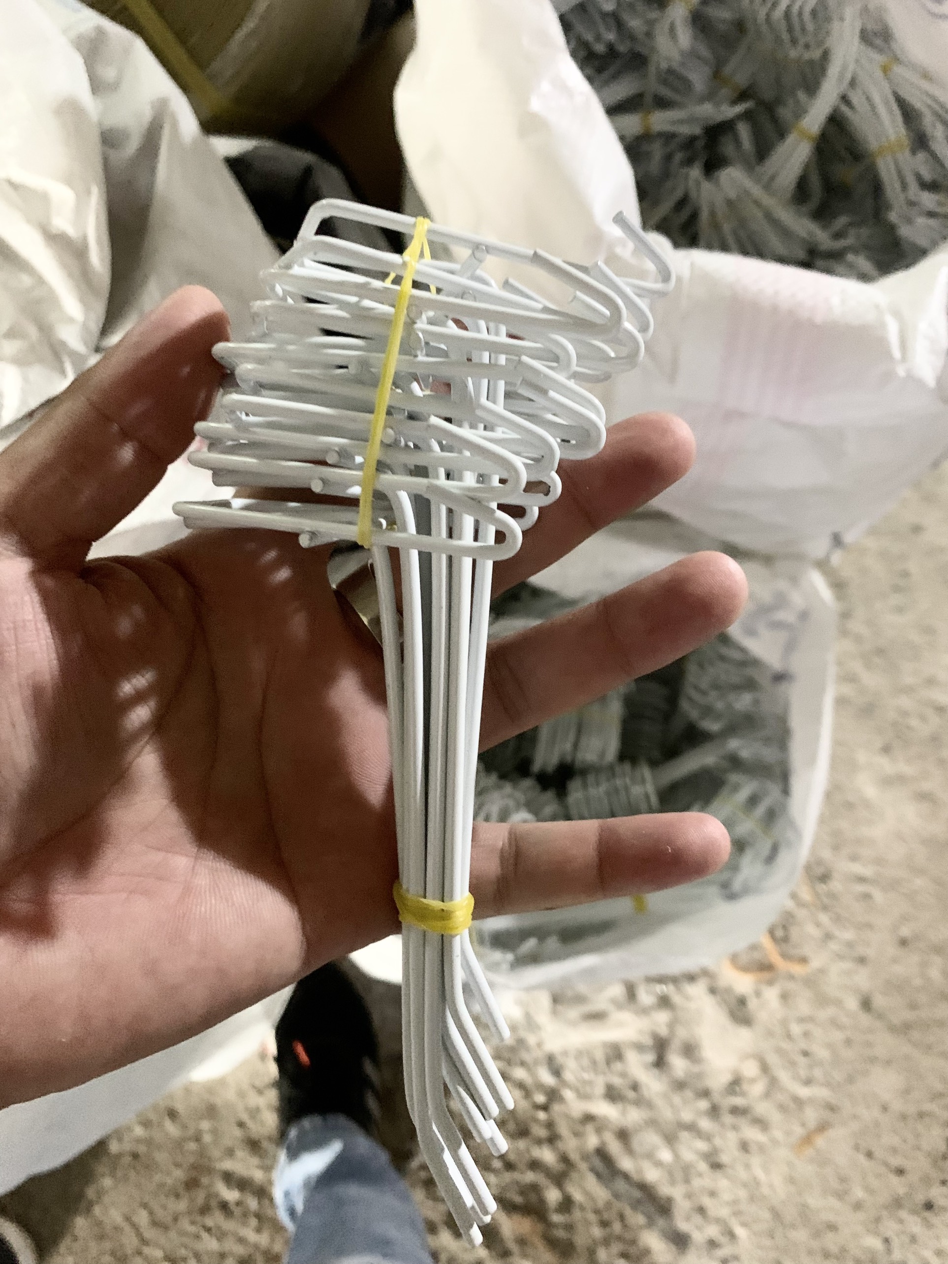 Combo 100 Móc treo đồ, Tay cài lưới sơn tĩnh điện Trắng hoặc Đen