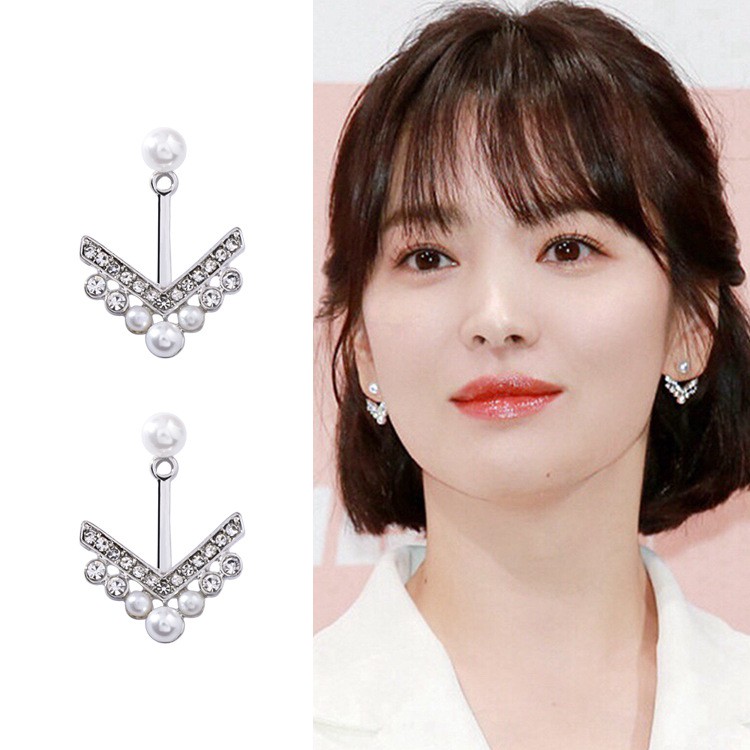 Bông tai chữ U đính đá Song Hye Kyo trong Encounter