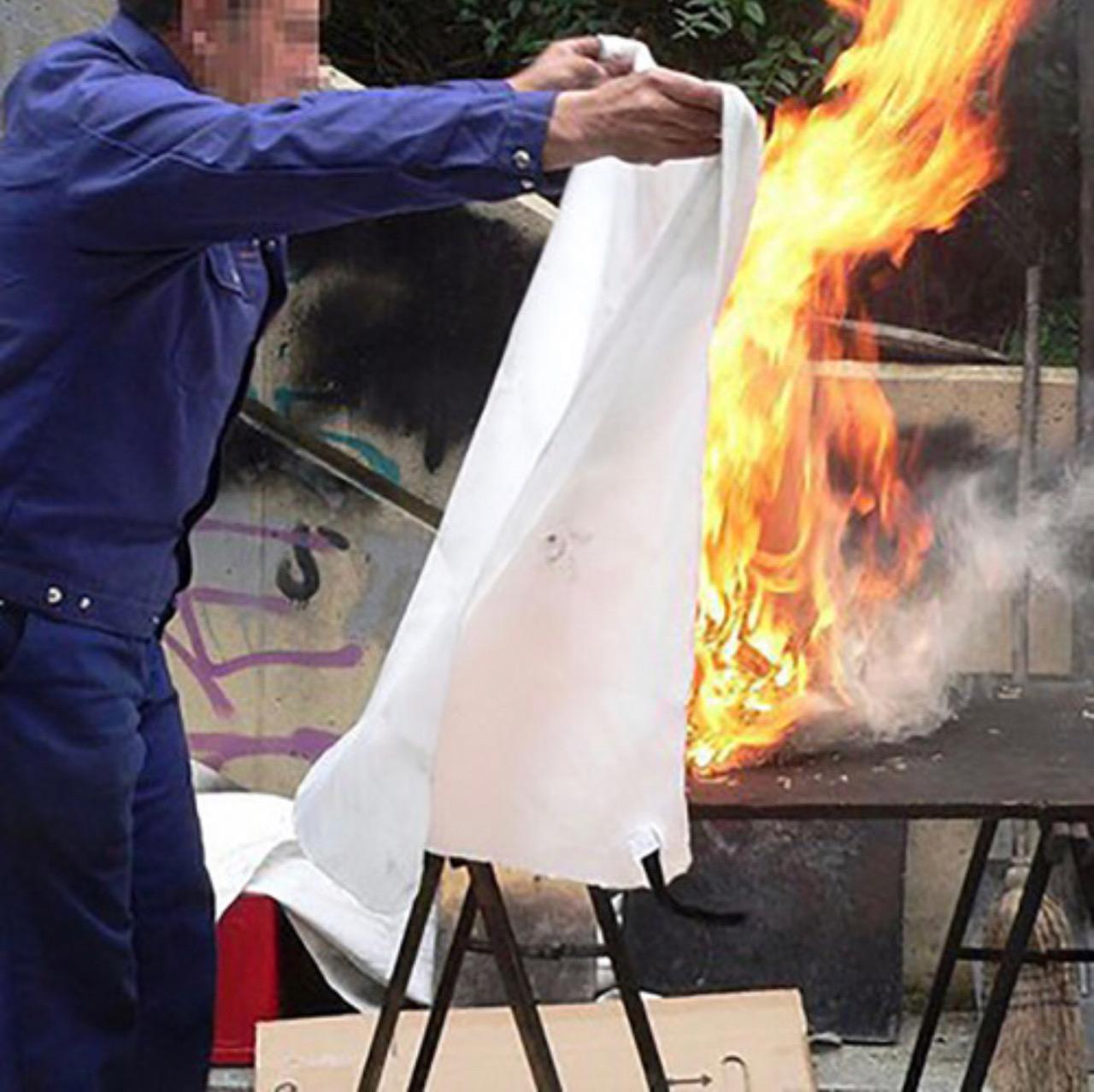 Thảm dập lửa chất liệu sợi thủy tinh chịu nhiệt không độc hại phù hợp trang bị trong xe hơi, nhà cao tầng, trạm xăng, lính cứu hỏa