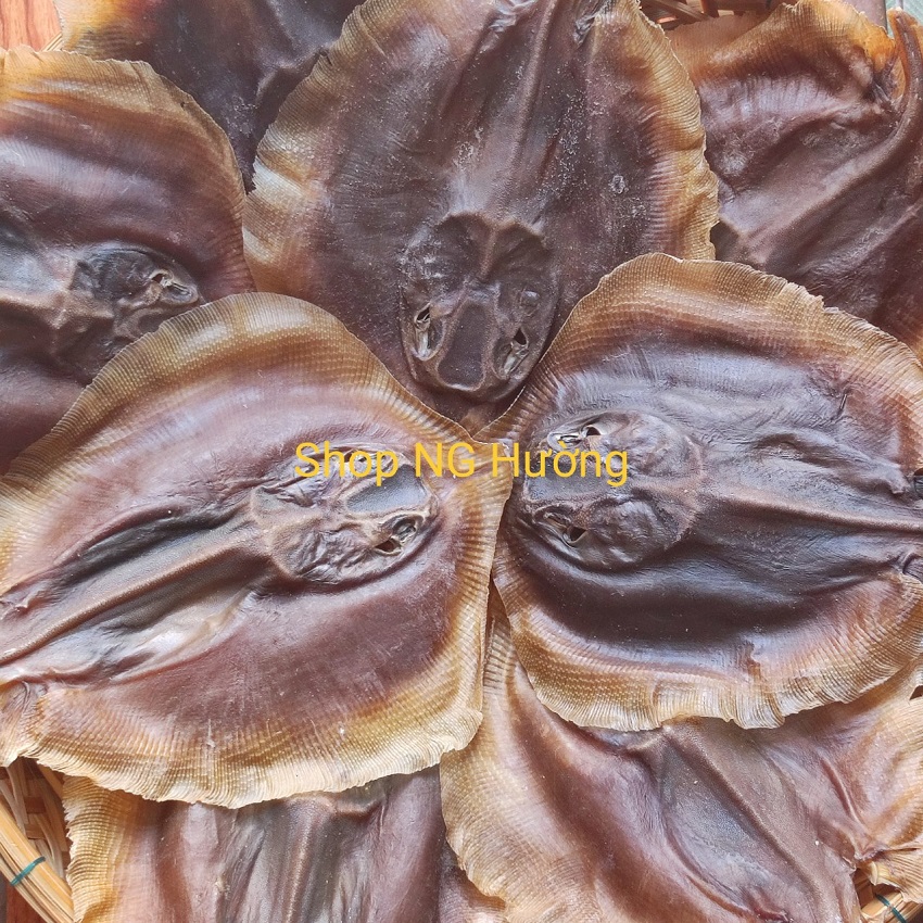 Khô cá đuối dơi, khô đuối nguyên con, nhiều thịt, thơm dai, vừa miệng, dùng kèm tương ớt, mắm me