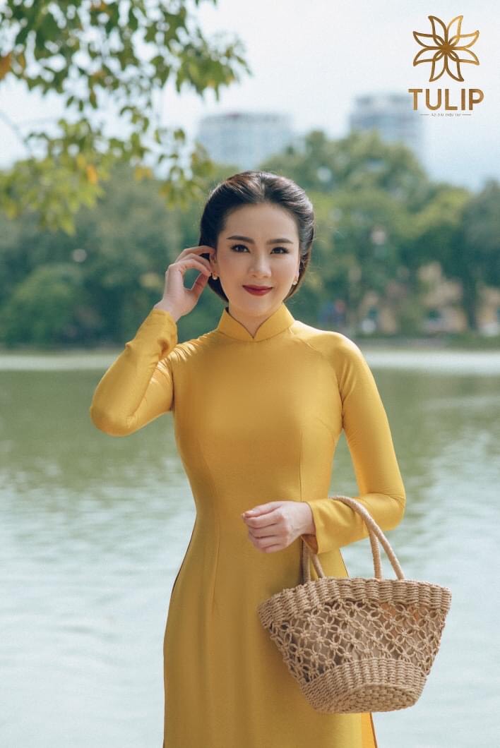 Áo dài truyền thống tây thi màu vàng quần xanh lá