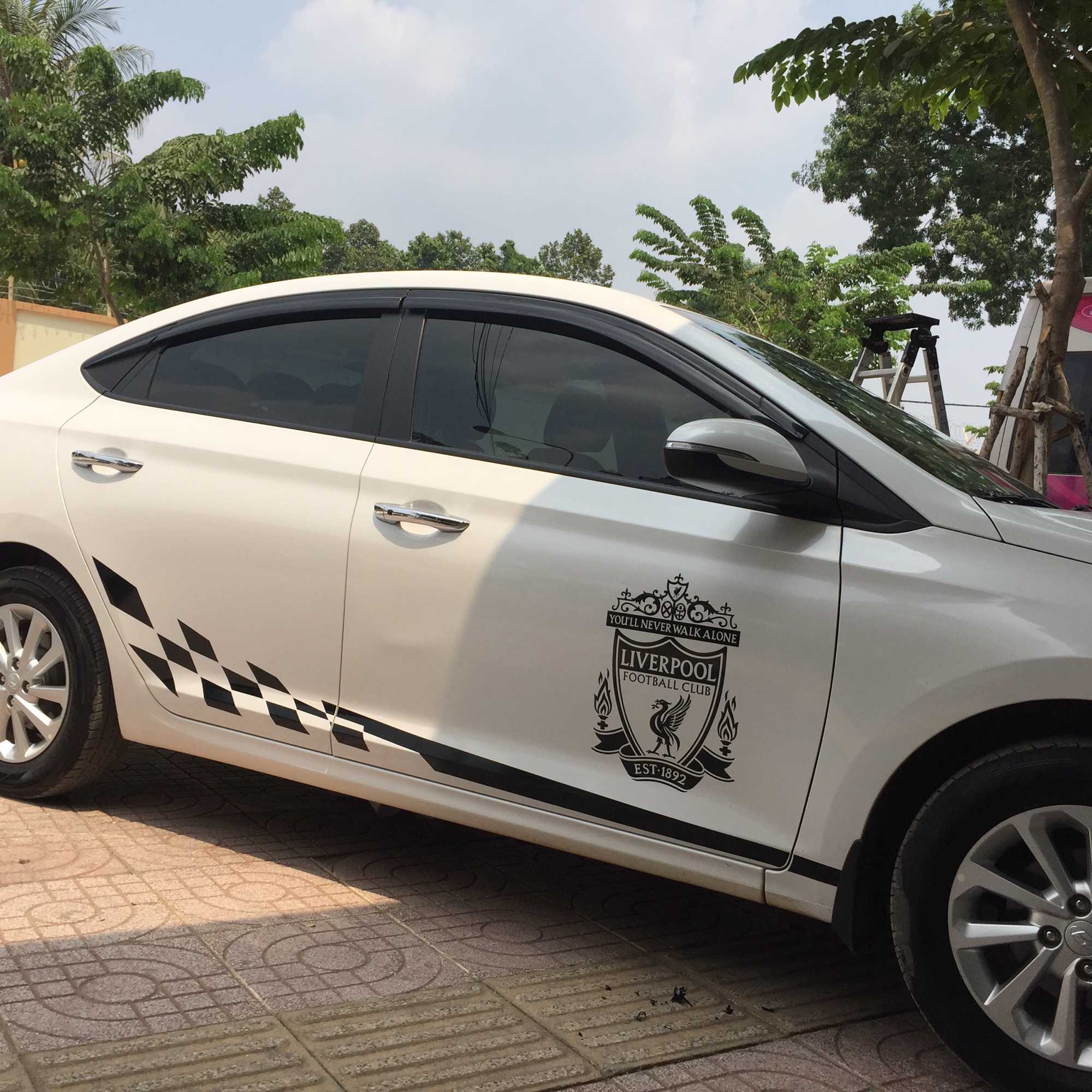 Tem caro dán sườn xe