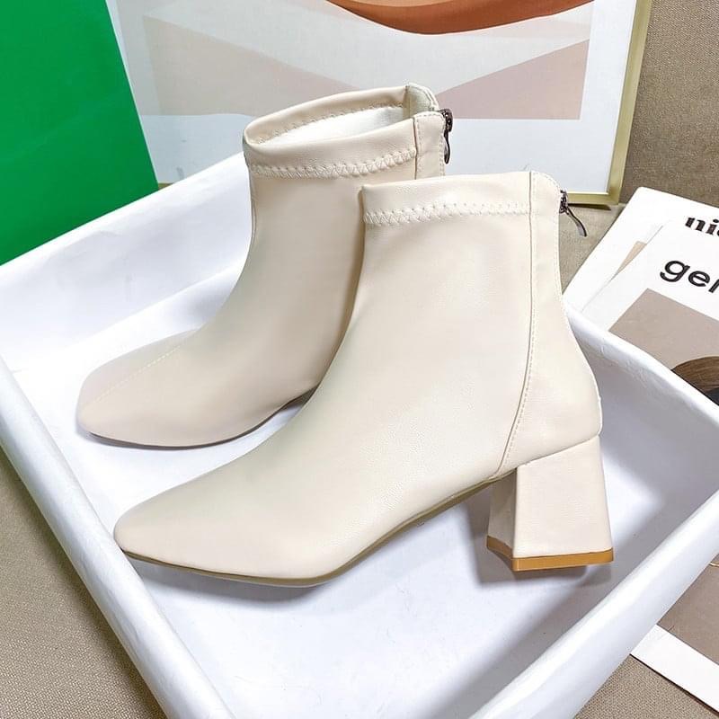 Sieu giam gia cuoi nam - Giày bốt trắng đen cho bạn gái