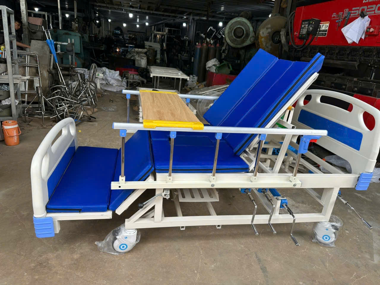 Giường y tế đa năng 4 tay quay hạ chân to