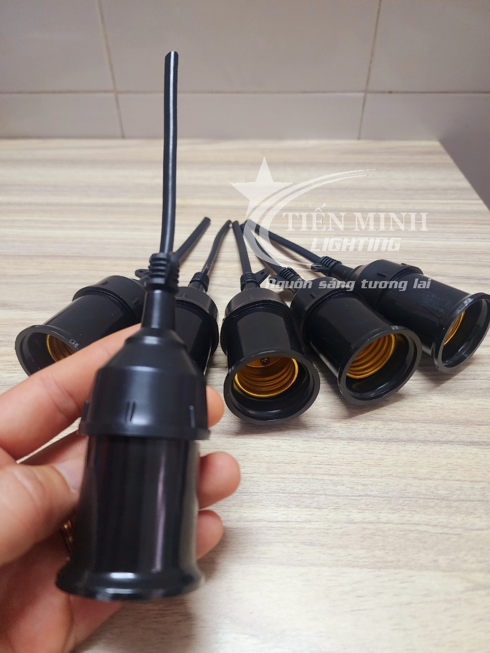 Đui đèn kín nước Đen / Trắng